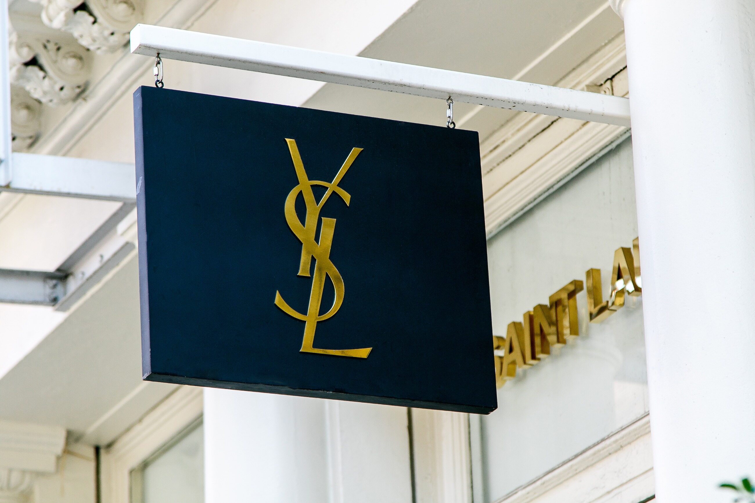 Logo tego francuskiego projektanta mody znajdziemy m.in. na torebkach i perfumach. A jak poprawnie wymówić Yves Saint Laurent?